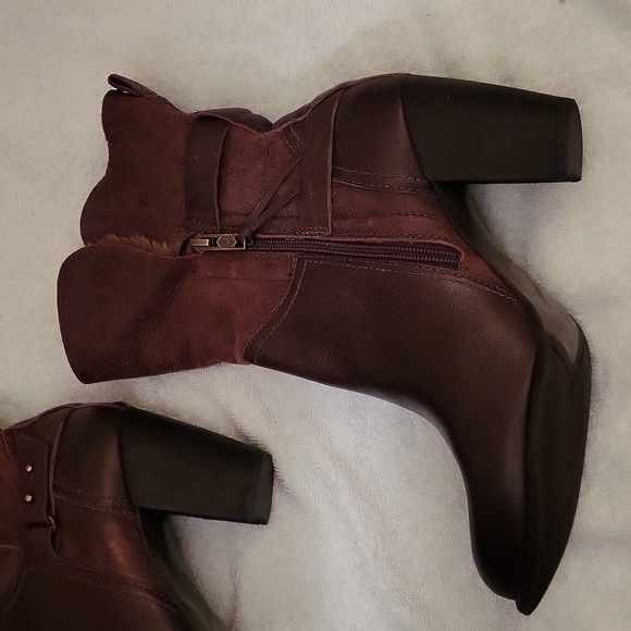 UGGS 100% AUTHENTIC EXCELLENT CONDITION (Like New) - Picture 8 of 16